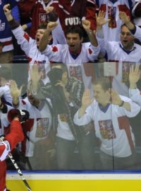 Český hokejový reprezentant Roman Červenka slaví svoji branku v duelu MS proti Lotyšsku