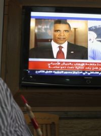jordánský muž sleduje v kavárně v Ammánu TV vysílání o smrti  Usáma bin Ládin