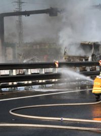nehoda exploze kamionu na dálnici D5
