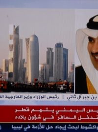 Telefonický rozhovor s katarským premiérem, v pozadí mrakodrapy Dauhy