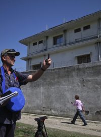 Novináři před komplexem v Abotábádu, kde byl Usáma bin Ládina zabit