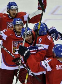 Čeští hokejisté slaví gól proti Finsku na MS