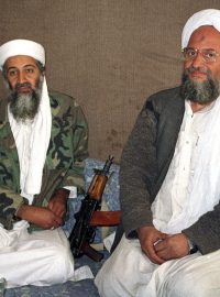 Usáma bin Ládin se svým poradcem a domnělým nástupcem Ajmánem Zavahrím