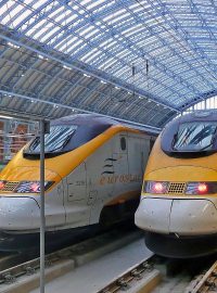 vlak Eurostar jezdící v tunelu La Manche