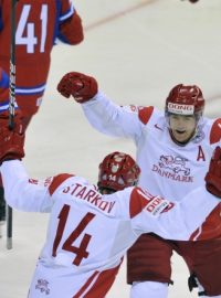 Hokejisté Dánska slaví jeden z gólů do sítě Ruska. Na body nakonec nestačil