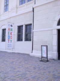 Vchod do Galerie Středočeského kraje (GASK)