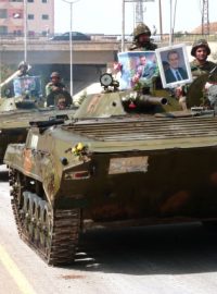 Syrská armáda opouští město Dará, kde 11 dnů potlačovala protesty. (Snímek vyfocený pod dohledem syrské vlády)