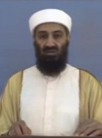Usáma bin Ládin na snímku z nedatované  videonahrávky
