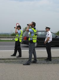 Policejní kontrola - automobily si policisté vyhlédli dalekohledy