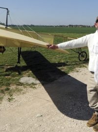 Pilot Petr Mára a replika Kašparova Blériotu na letišti v Kuněticích