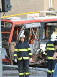 Tramvaj se v Brně srazila s autem a trolejbusem. Jeden mrtvý