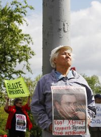 Zastánci spravedlivého procesu s Chodorkovským demonstrují před budovou soudu v Moskvě