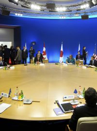 Představitelé skupiny G8 při setkání u kulatého stolu na summitu v Deauville