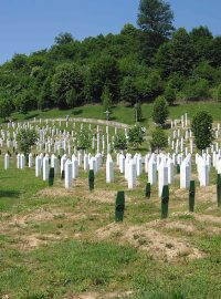 Dlouhé řady mramorových náhrobních kamenů ve Srebrenici