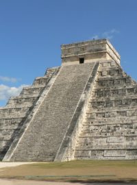 Mayové říkali Quetzalcoatlovi Kukulcán - toto je Kukulcánova pyramida v Chichén Itzá