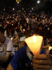 Lidé ve Victoria park v Hong Kongu si připomněli 22. výročí masakru na náměstí Nebeského klidu v Pekingu