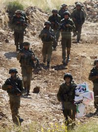 Izraelští vojáci hlídkují podél izraelsko-syrské hranice v Golanských výšinách