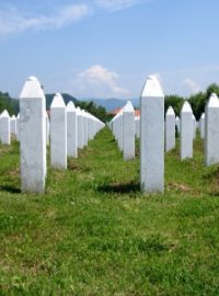 Dlouhé řady náhrobků v patmátníku Srebrenica-Potočari připomínají osm tisíc obětí srebrenického masakru