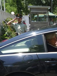 Christine Lagardeová vyjíždí z rezidence francouzského velvyslance v Pekingu