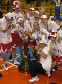 Mistrovský tým basketbalistů Nymburka ze sezony 2010-2011