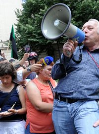 Stávka. Pochod odborářů Prahou. Poslední zastávka – Úřad vlády.