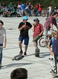 I jezdcům na kolech BMX chybí skatepark