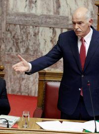 Řecký premiér Jorgos Papandreu a ministr financí Evangelos Venizelos