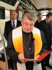 Pražský arcibiskup Dominik Duka žehná nové tramvaji
