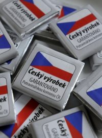 Prvních 15 tuzemských výrobců potravin může označovat své produkty novým logem s českou vlajkou a nápisem Český výrobek – garantováno Potravinářskou komorou ČR.