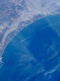 Tsunami zaplavuje japonské pobřeží (Sendai).