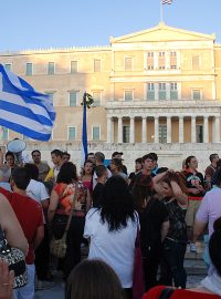 Řekové znovu protestují před parlamentem v Athénách