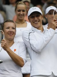 Květa Peschkeová a Katarina Srebotniková vyhrály na Wimbledonu ženskou čtyřhru