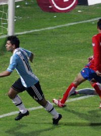 Argentinský fotbalista Sergio Agüero slaví jednu ze svých dvou branek do kostarické sítě