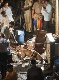 Policie prohledává Zaveri bazar v Bombaji, kde vybuchla jedna z bomb.