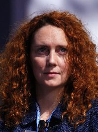 Rebeka Brooks odstoupila ze své funkce.