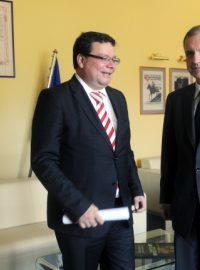 Ministr obrany České republiky Alexandr Vondra (vlevo) přijal v Praze ministra národní obrany Polska Bogdana Klicha