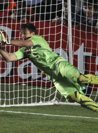 Uruguajský gólman Muslera likviduje Argentinci Tevézovi jeho pokus v penaltovém rozstřelu