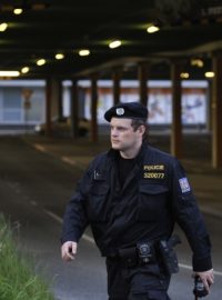 Policie kvůli nálezu letecké pumy policie evakuovala nákupní centrum v Liberci