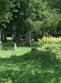 Pohled na objekt typu KŽ-4 ukrytý mezi náhrobky na plešském hřbitově