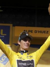 Andy Schleck se raduje ze žlutého trikotu pro vedoucího jezdce