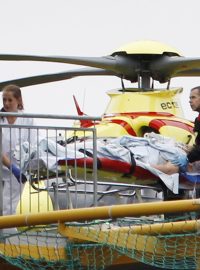 Zdravotníci z nemocnice Ullevaal v Oslu přijímají raněného po střelbě na ostrově Utöya