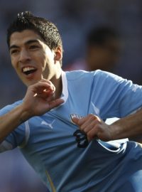 Uruguayský Luis Suaréz slaví úvodní gól finále Copy Amériky proti Paraguayi