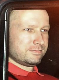 Anders Behring Breivik odjíždí v policejním autě od soudu.