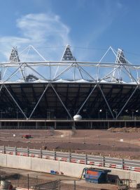 Olympijský stadion už ve východním Londýně stojí