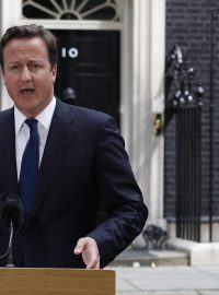 David Cameron hovoří před svým sídlem v Downing Street 10 o bezpečnostních opatřeních