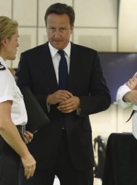 Britský premiér David Cameron hovoří s policisty ve městě Birmingham