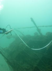 Podmořští archeologové přeměřují u havajského ostrova Maui vrak potopené lodi z druhé světové války.