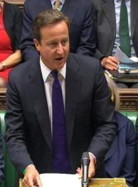 Premiér David Cameron v britském parlamentu