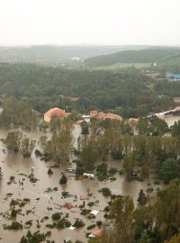 Zaplavený Císařský ostrov, Trojský zámek a areál Zoo Praha viděný z armádního vrtulníku v úterý 13. srpna 2002