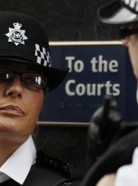 Policisté hlídkují před londýnským magistrátním soudem.